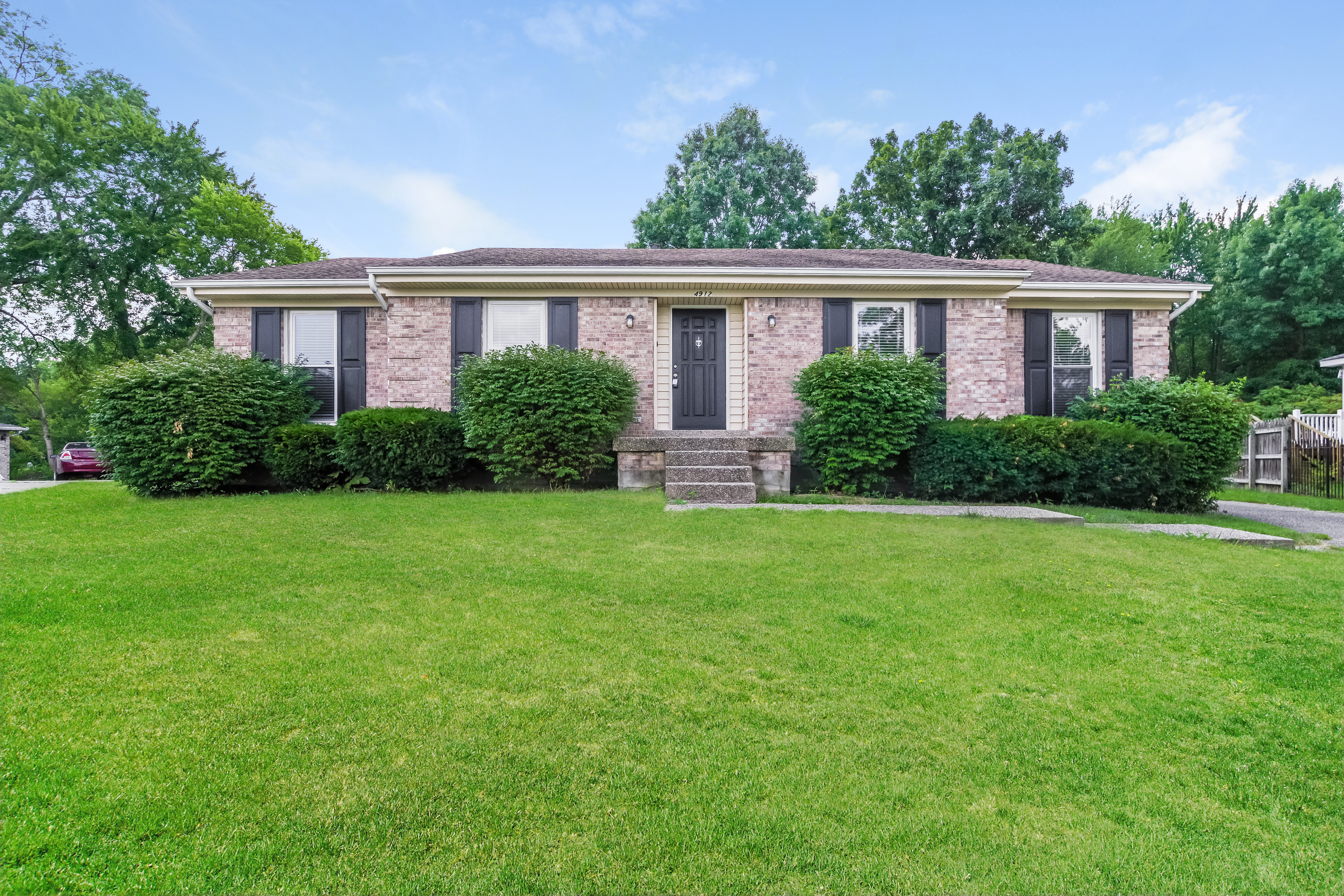 4912 Simpson Dr Louisville, KY 40218